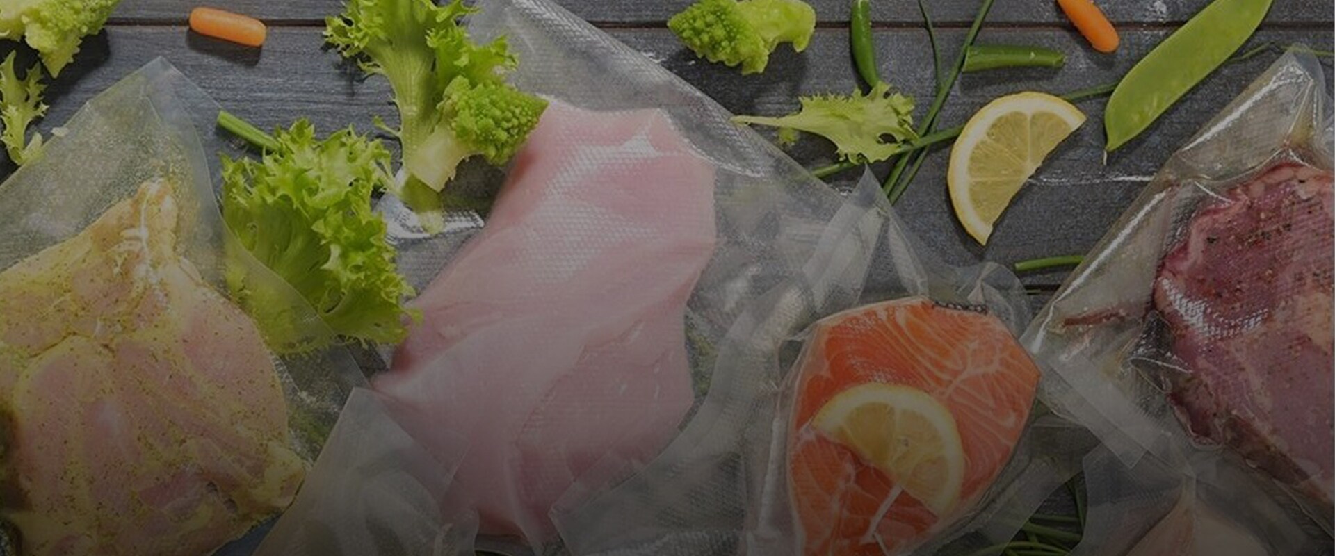 Vakuumforseglede råvarer, laks, kød og kylling.